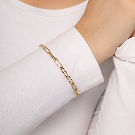 Auksinė stainless steel apyrankė – minimalistinis, vandeniui atsparus papuošalas.